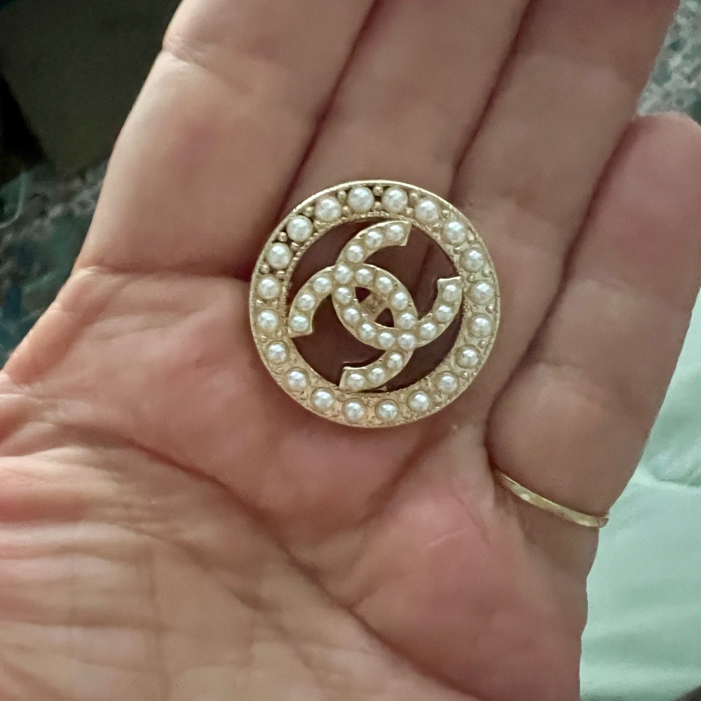 (set of 6) CC 27mm=1.06”Pearl embellished gold tone, metal shank back buttons 🤩